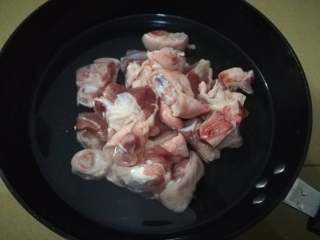 17、简易版猪脚姜,接着开始处理猪腿,清洗一下后泡几分钟水