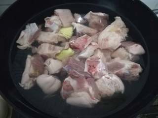 18、简易版猪脚姜,冲洗干净后,冷水下锅,加入料酒,姜片