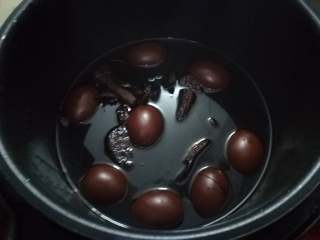 23、简易版猪脚姜,把猪脚稍微沥干后再放入锅内,这时候鸡蛋已经上色得很漂亮了