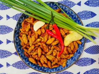 1、韭香蚕蛹,先将蚕蛹清洗干净。