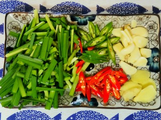 2、韭香蚕蛹,配料切好。