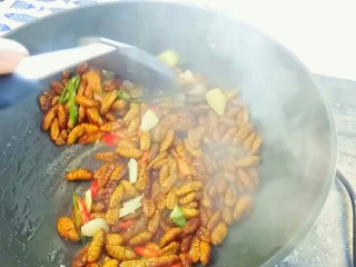 6、韭香蚕蛹,放入姜蒜,青红椒煸炒。