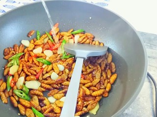 7、韭香蚕蛹,放料酒去腥。