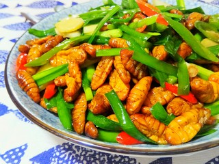 12、韭香蚕蛹,蚕蛹外表金黄,里面非常嫩,蛋白质丰富,吃起来特别香。