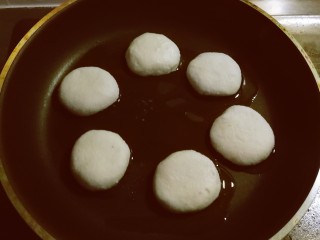 11、红糖糍粑,起油锅 油热放入糯米饼煎制