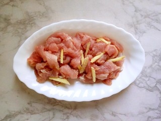 2、#宝宝辅食#自制午餐肉,猪肉去筋切碎，和姜丝抓揉一会儿，之后盖上保鲜膜，去腥20分钟