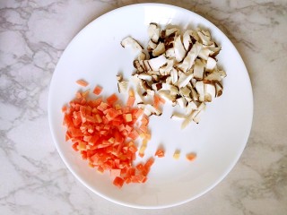 3、#宝宝辅食#自制午餐肉,胡萝卜切丁，香菇切丁