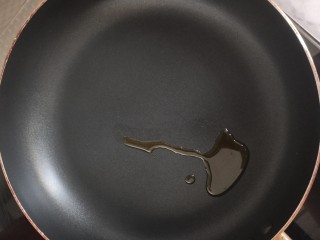 4、#宝宝辅食#自制午餐肉,锅中倒适量的油