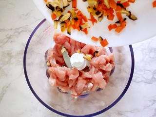 7、#宝宝辅食#自制午餐肉,加入炒好的胡萝卜和香菇丁