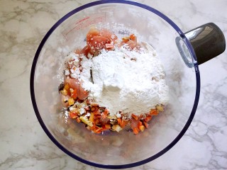 8、#宝宝辅食#自制午餐肉,倒入淀粉和中粉