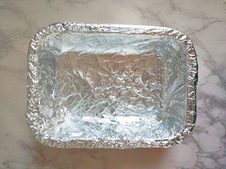 15、#宝宝辅食#自制午餐肉,铺上锡纸，这里是为了好脱膜，如果没有锡纸，可以底部的放油纸，容器四周刷油