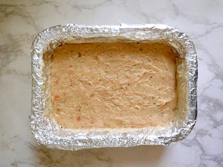 16、#宝宝辅食#自制午餐肉,倒入肉泥，抹平表面