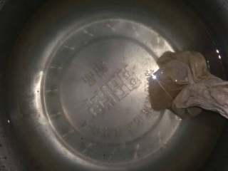 2、木莲豆腐（家乡美食）,洗净的木莲子倒入棉布袋，袋口扎紧，放入已摊凉的开水中浸泡，慢慢不要太用力搓揉