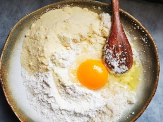 6、豆渣香蕉素饼,加入鸡蛋，放一点点盐巴，提劲