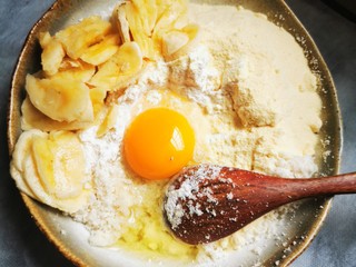 7、豆渣香蕉素饼,香蕉切成块