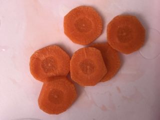2、宝宝鸡肉粥,胡萝卜切块