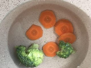 4、宝宝鸡肉粥,西兰花胡萝卜煮熟