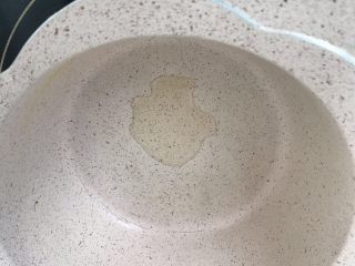 6、宝宝鸡肉粥,锅里下核桃油