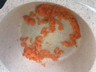7、宝宝鸡肉粥,倒入胡萝卜翻炒
