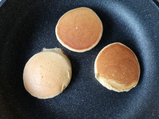 13、舒芙蕾——给你做舒芙蕾的人 一定很爱你,翻面，盖上锅盖，小火继续烘2-3分钟。