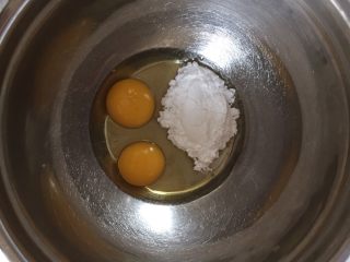 2、芝麻薄脆,鸡蛋打入盆中，加入糖粉