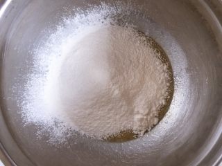 4、芝麻薄脆,筛入面粉