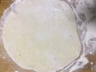 2、蛋烧火腿块,手抓饼用擀面杖擀成薄皮