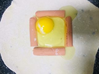 5、蛋烧火腿块,打入鸡蛋