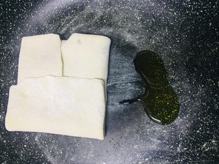 7、蛋烧火腿块,锅中放入少许油