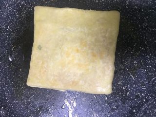 9、蛋烧火腿块,煎至有脆皮后翻面