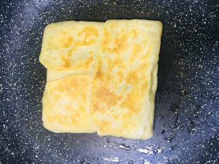 11、蛋烧火腿块,翻面，这时候金黄色