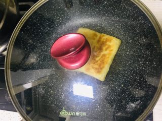 13、蛋烧火腿块,盖盖子焖2分钟