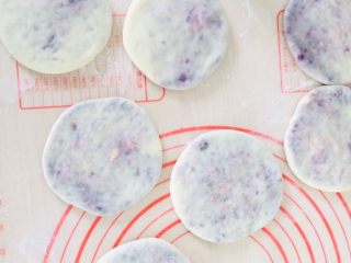 14、紫薯芝士发饼,醒发30分钟。
