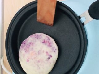 15、紫薯芝士发饼,放入不粘锅。