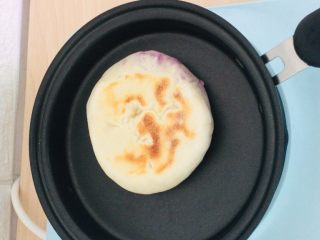 16、紫薯芝士发饼,煎到两面金黄即可。