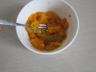 1、花样南瓜馒头,将蒸好的南瓜压成泥备用。