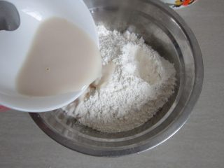 3、花样南瓜馒头,将化开的酵母倒入面粉中。