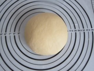 6、花样南瓜馒头,柔成光滑的面团盖上保鲜膜松弛10分钟。