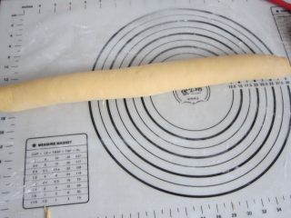 9、花样南瓜馒头,从上往下卷起。