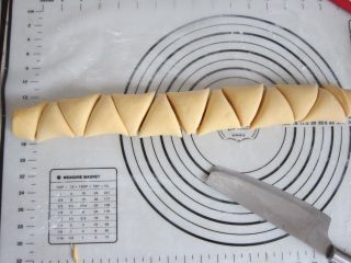 10、花样南瓜馒头,用刀切成“V”字形三角