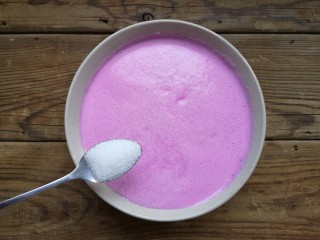 4、火龙果椰蓉奶冻,将打好的火龙果牛奶倒入大碗中加15克白糖。