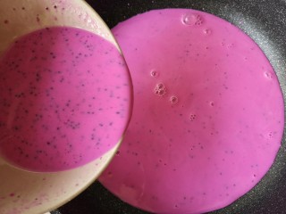 7、火龙果椰蓉奶冻,将搅拌好的火龙果牛奶倒入平底不粘锅中。