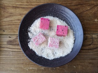 14、火龙果椰蓉奶冻,给每个火龙果牛奶冻沾满椰蓉。