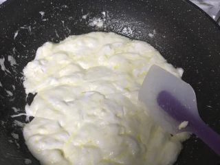 2、超好吃零食雪花酥,小火加热搅拌至混合均匀完全融化
