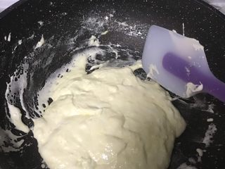 4、超好吃零食雪花酥,然后搅拌均匀