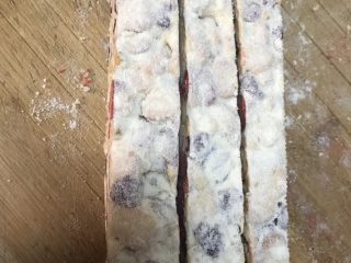 9、超好吃零食雪花酥,放凉后用锯齿刀切，来回锯，就容易切开了，最后可以切成正方形的小块