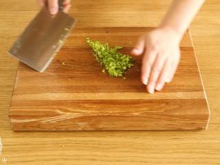 3、洋葱蛋圈12m+,芦笋切碎