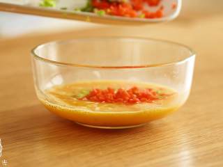 5、洋葱蛋圈12m+,将洋葱碎、胡萝卜碎、芦笋碎倒入鸡蛋液中，搅拌均匀~