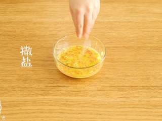 6、洋葱蛋圈12m+,往鸡蛋糊中加入盐