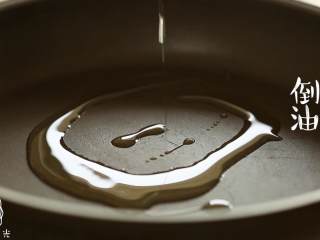 8、洋葱蛋圈12m+,往锅中倒油，加热~